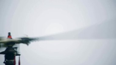 Helikopterin dönen pervaneleri kalkışa hazır.