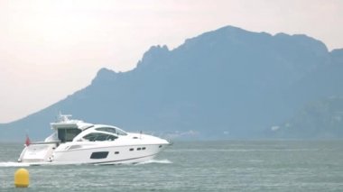 Hareket halindeki yat turist teknesi ve ufuk çizgisi lüks bir hayat yaşıyor.