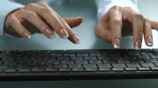 Chica está escribiendo en el secretario del teclado que trabaja en la computadora — Vídeo de stock