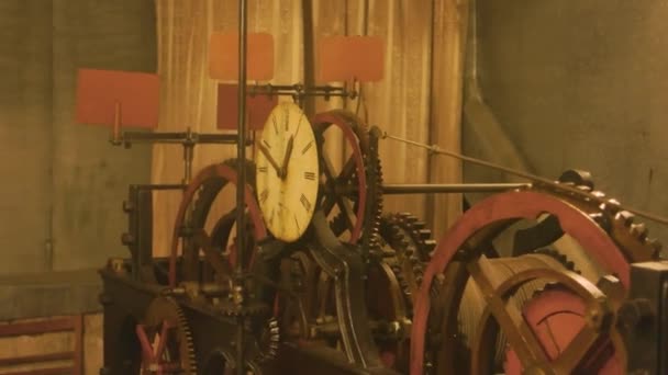 Старый часовой механизм часовой стрелки и зубчатые колеса мощность времени — стоковое видео