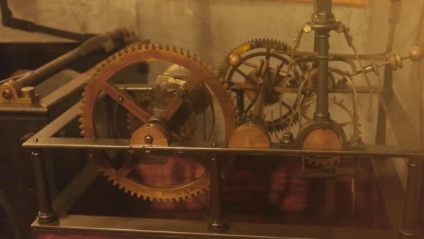 Vieux mécanisme d'horloge en mouvement roues dentées et pendule — Video