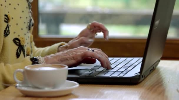 Χέρια δακτυλογράφηση σε αργή mo laptop και κύπελλο στο τραπέζι καλύτερες ανεξάρτητες ιστοσελίδες — Αρχείο Βίντεο