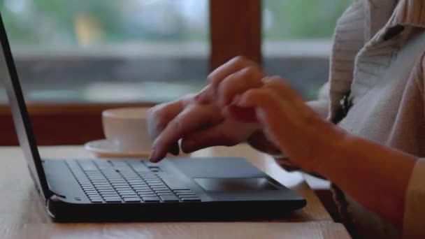 Senior vrouwen handen en laptop — Stockvideo