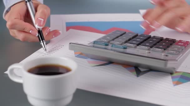 Sekretarz jest zmęczony do pracy przerwa na kawę dla księgowej bizneswoman — Wideo stockowe