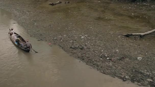 Canoa flutuando ao longo do rio lamacento na Índia — Vídeo de Stock