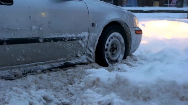 Auto zastavil ve sněhu zblízka kola auta uvízl ve sněhu — Stock video