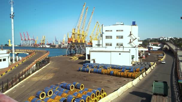 Embarque de carga y terminal comercial en puerto marítimo — Vídeos de Stock