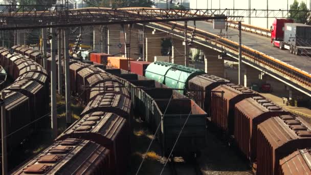 Kargo taşımacılığı konsepti demiryolu malları istasyonu — Stok video