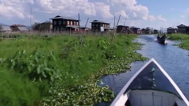 Stad på vatten jordbruksprodukter växer i vattnet båtar — Stockvideo