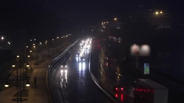 Jazda po zimowej autostradzie w ciemnej śliskiej drodze — Wideo stockowe