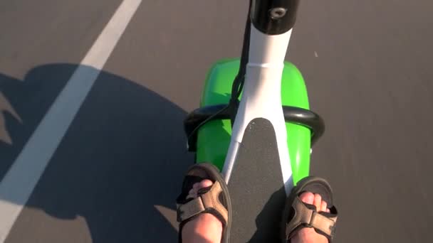 Tekerlekli scooter sandalet giyen adamların ayaklarını hareket ettiriyor. — Stok video