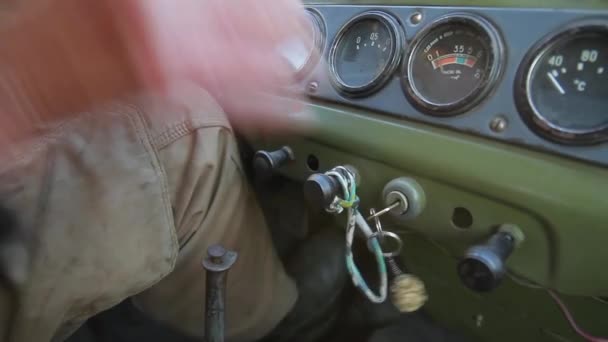 Abuelo comienza un coche retro viejo vehículo militar — Vídeos de Stock