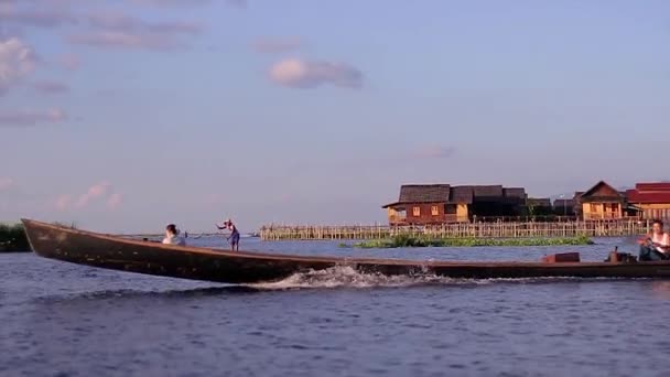 Residentes locais flutuando de barco no lago — Vídeo de Stock