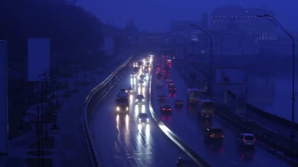 Ruch pojazdów na promenadzie wieczornej — Wideo stockowe