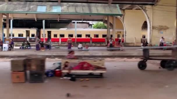 Gammal tågstation i myanmar fattiga människor bor på plattformen för järnvägsstationen — Stockvideo