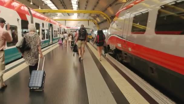 Bahnhofsmitarbeiter schulen Passagiere mit Gepäck — Stockvideo