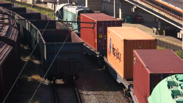 Vasúti kocsik fém és gabona rakománnyal a kikötői vasúton — Stock videók