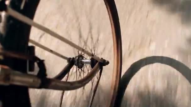 Roestig wiel rijden fiets op de weg — Stockvideo