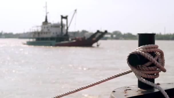 Schip drijvend op rivier in indië — Stockvideo