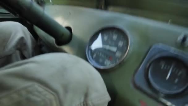 Tachymètre dans un vieux tableau de bord de voiture sur une voiture rétro — Video