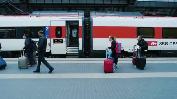 Bahnhofsmenschen mit Gepäckzug-Seitenansicht — Stockvideo