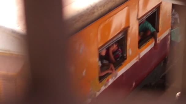 Podróż pociągiem wśród biednych Indii — Wideo stockowe