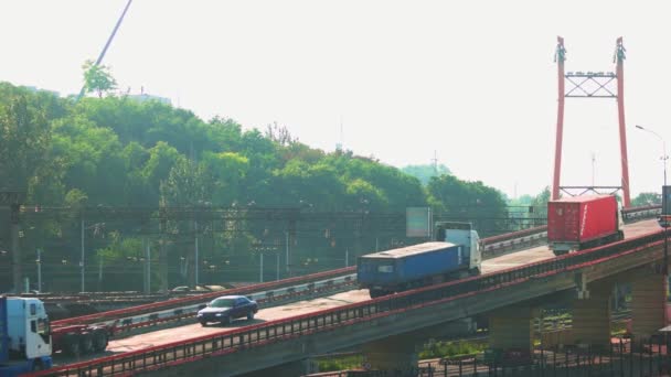 Vrachtwagens rijden op een brug over land argo levering — Stockvideo