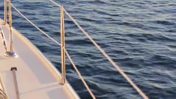 Jacht na otwartym morzu — Wideo stockowe