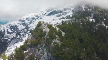 Karla kaplı bir dağın havadan görünüşü