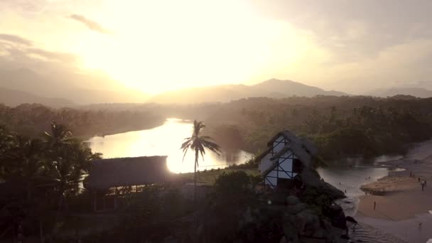 Une station balnéaire où l'estuaire se produit — Video