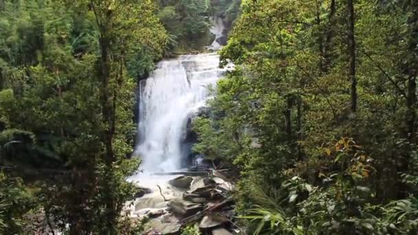 Ein schöner Wasserfall — Stockvideo