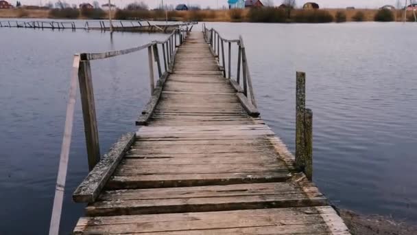 Rozbitá říční promenáda — Stock video