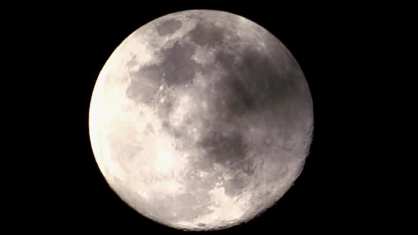 Une vue rapprochée d'une pleine lune — Video