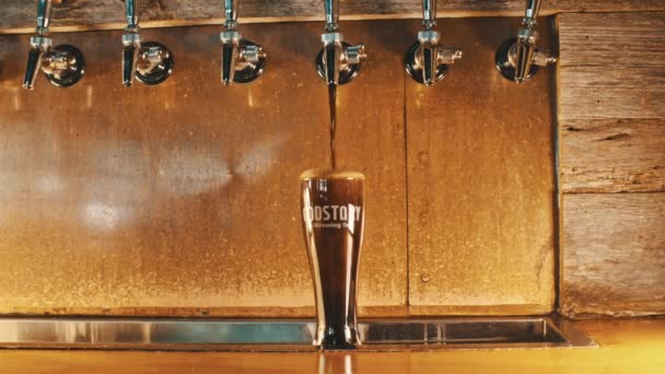 Szklankę piwa beczkowego — Wideo stockowe