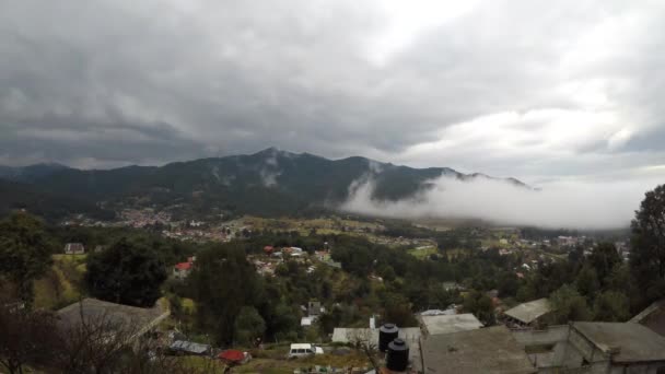 Una pequeña ciudad bajo el cielo nublado en modo timelapse — Vídeo de stock