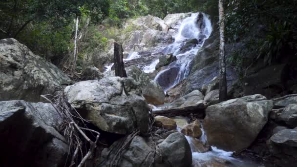 Ein kleiner Wasserfall an einem felsigen Hang — Stockvideo