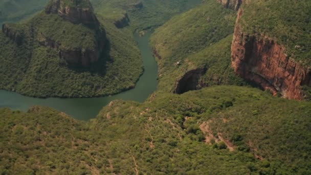 Letecký pohled na hory přírodní krajina s údolím řeky — Stock video