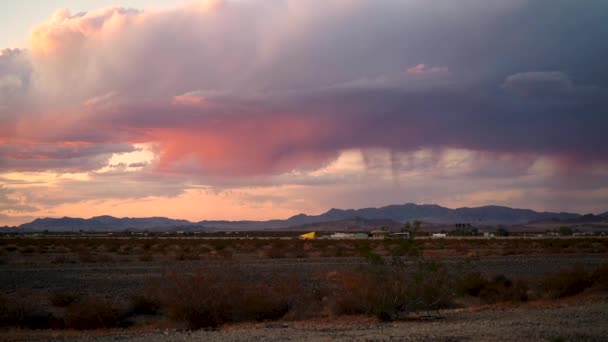 Un terreno agrícola con vistas a la puesta del sol — Vídeo de stock