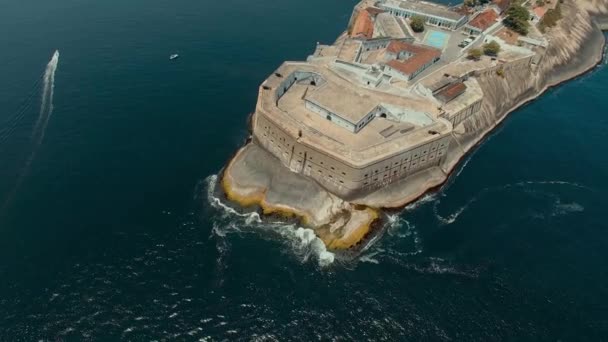 Острів посеред моря — стокове відео