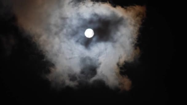 Hermosa luna sale a través de nubes de noche — Vídeo de stock