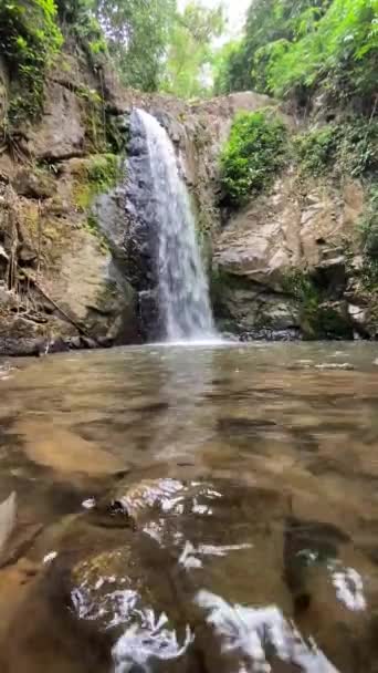 Kaskadenwasser eines Wasserfalls — Stockvideo