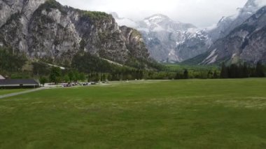 İnsansız hava aracı bir dağ otlağının çim tarlasına indi.