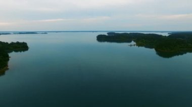 Büyük bir göl bir grup adaya ev sahipliği yapar.