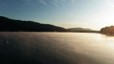 Bir gölün yüzeyini kaplayan sis.