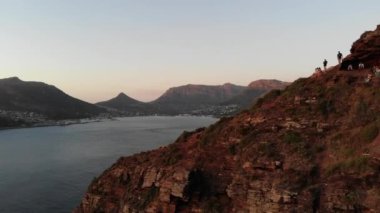 Dağ, Chapman 's Peak' te okyanusun manzarasının keyfini çıkarıyor.