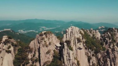 Dağların tepesindeki insanlar dağ sıralarının tadını çıkarıyorlar.