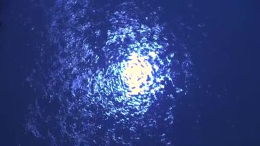 Suyun üzerindeki ışığın yansıması