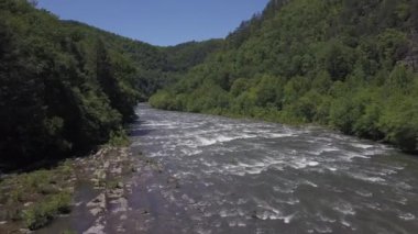 Nehir iki dağ arasında