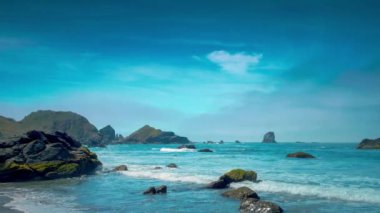 Kaya oluşumları ve adacıklar deniz koyunda ve kıyıda