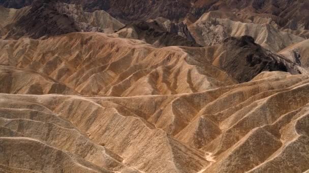 Images de drones d'une chaîne de montagnes nues dans un désert — Video